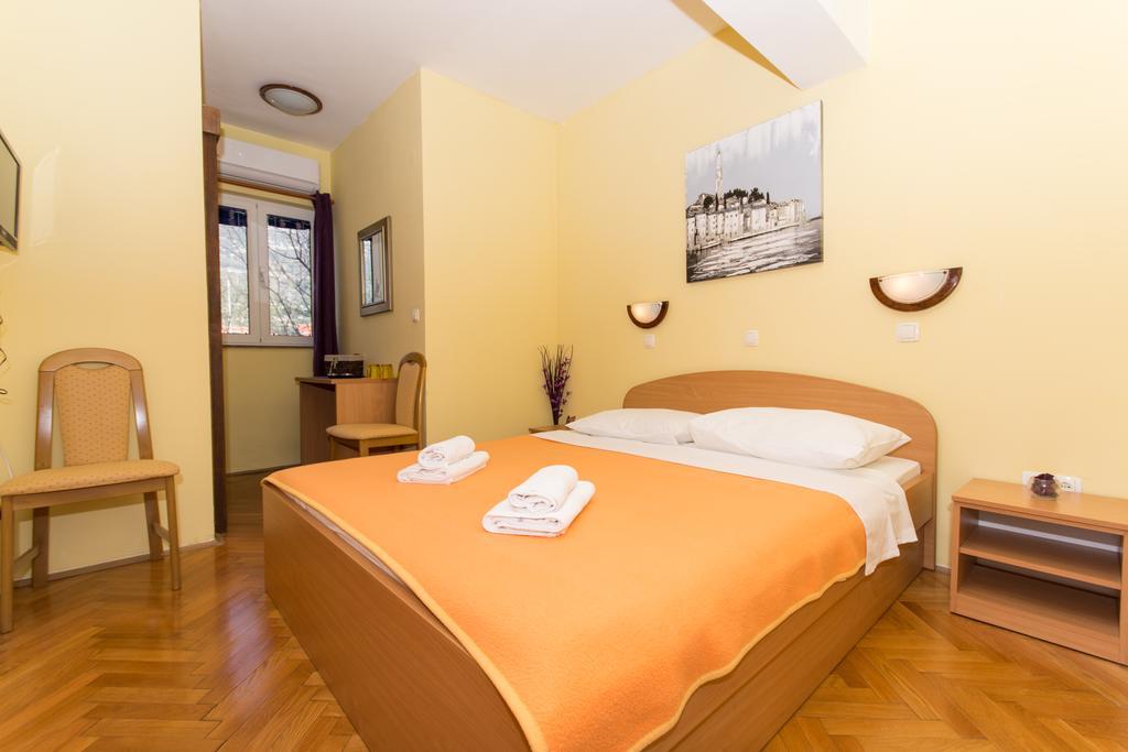 Guest House Mamut Kastela Exterior photo