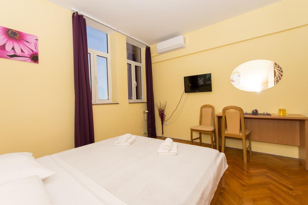 Guest House Mamut Kastela Exterior photo