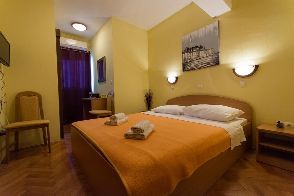Guest House Mamut Kastela Exterior photo