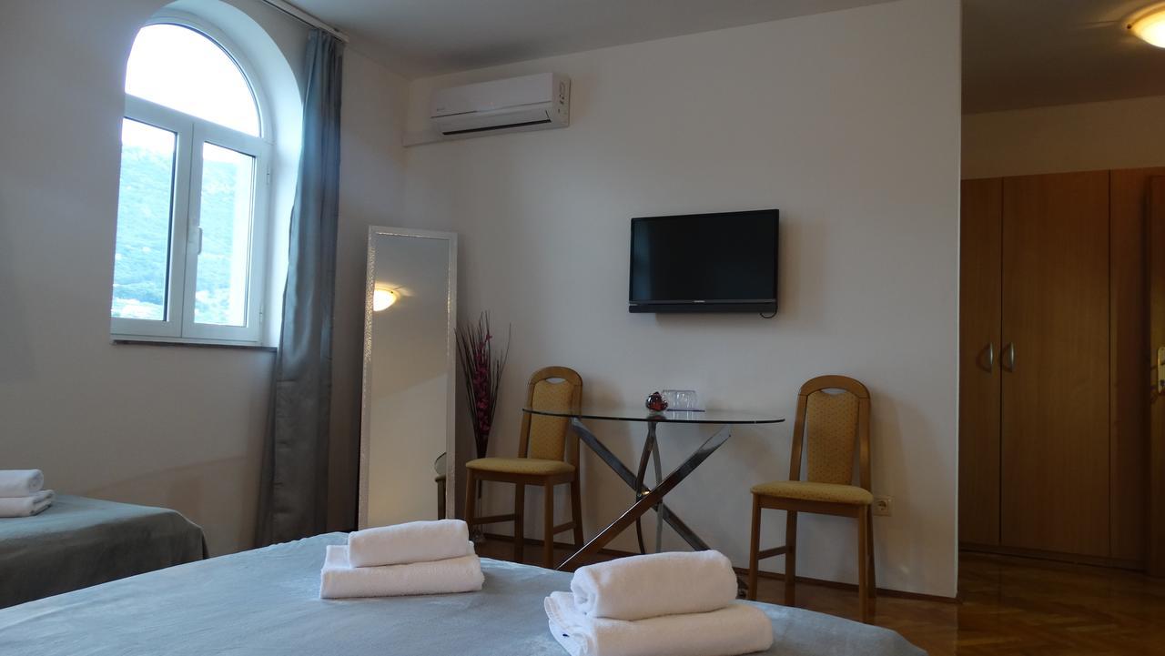 Guest House Mamut Kastela Exterior photo